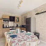 100m De La - Maison Pour 4 A St Hilaire *