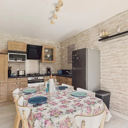 100m De La - Maison Pour 4 A St Hilaire *